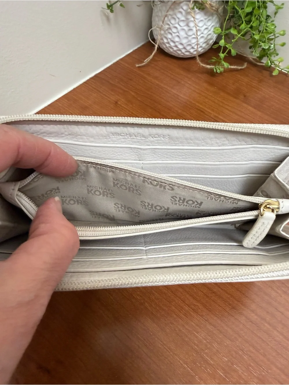Michael Kors Saratoga Pebbled Leather Zip Wallet in White with Gold Hardware EUC